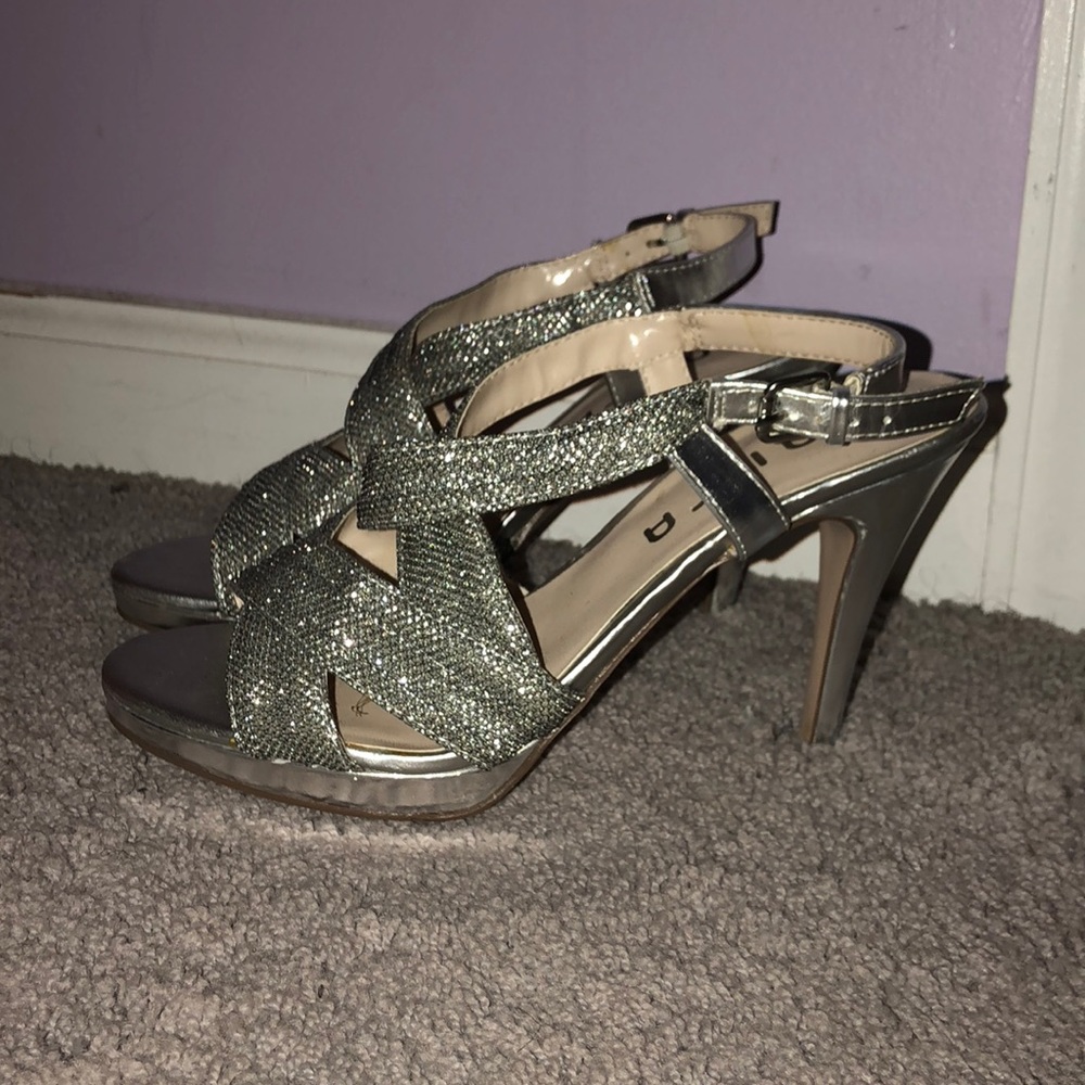 Silver Heels - Picture 2 of 2